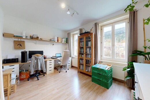 bureau avec lumière naturelle, natural light, inside property, espace bureau, et sol en finition bois