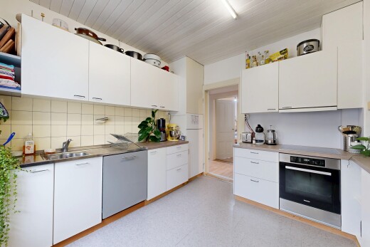 küche mit ofen, weiße schränke, geschirrspülmaschine, inside property, und offene regale