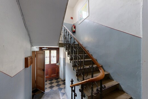 treppe mit vinylboden, vinyl floor, natürliches licht, natural light, und vinyl tile