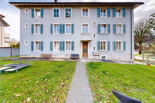 extérieur du bâtiment avec vue sur le complexe d'appartements, apartment complex view, et clôture