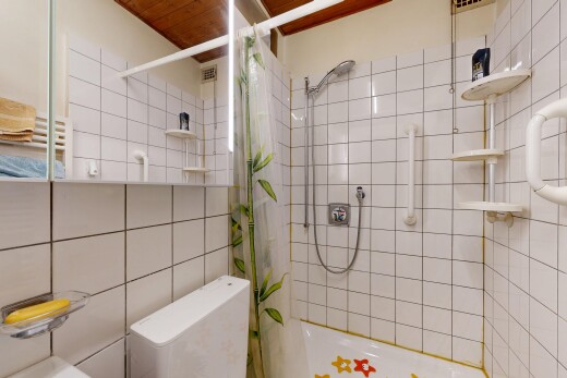 bad mit komplettes badezimmer, inside property, fliesenwand, tile wall, und holzdecke