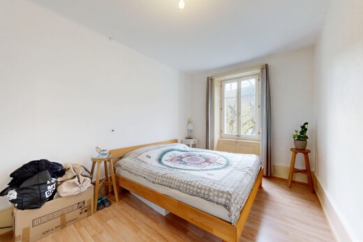zimmer / schlafzimmer mit holzfußboden, wood finish floor, natürliches licht, natural light, und gipskartonwand