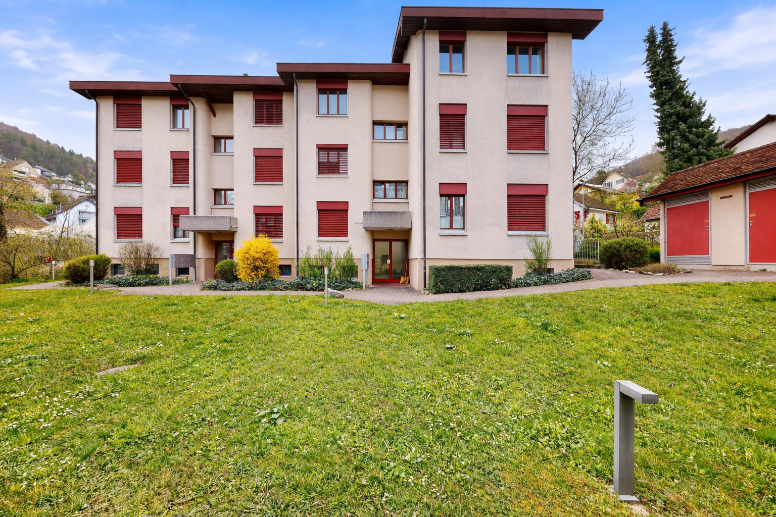 view of apartment building / complex
