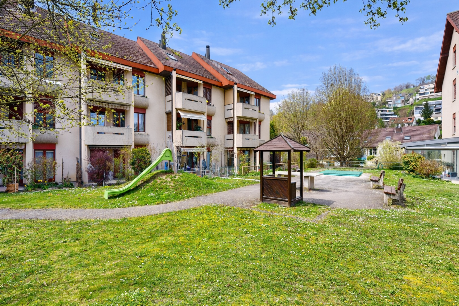 view of apartment building / complex