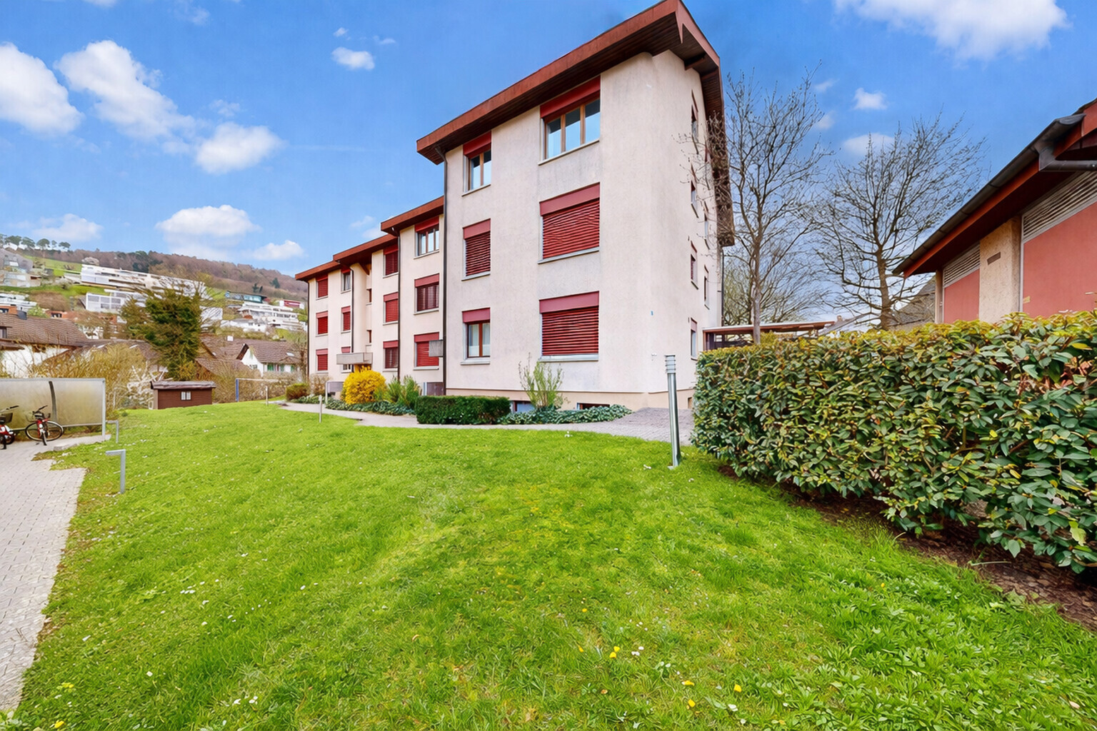 view of apartment building / complex