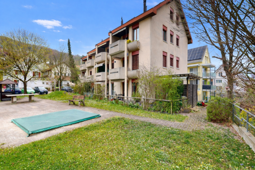 extérieur du bâtiment avec day time, vue sur le complexe d'appartements, apartment complex view, from community, et clôture