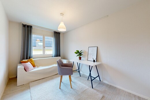 wohnzimmer mit inside property, natürliches licht, natural light, sockelleisten, und baseboards wall
