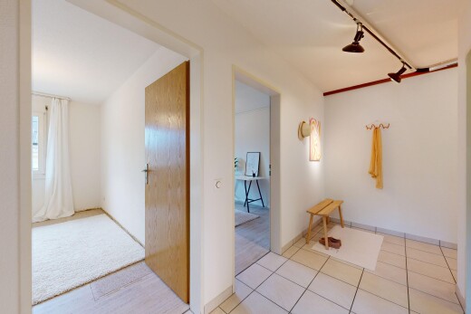 couloir avec éclairage sur rail, track lighting, cloison sèche, drywall, et inside property
