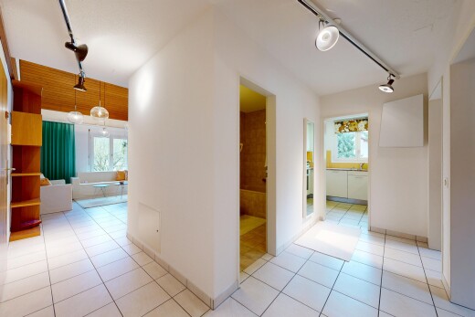 halle / korridor mit track lighting, deckenbeleuchtung, drywall, gipskartonwand, und inside property