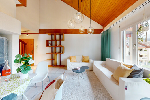 wohn- / esszimmer mit dachschräge, vaulted ceiling, holzdecke, wood ceiling, und inside property