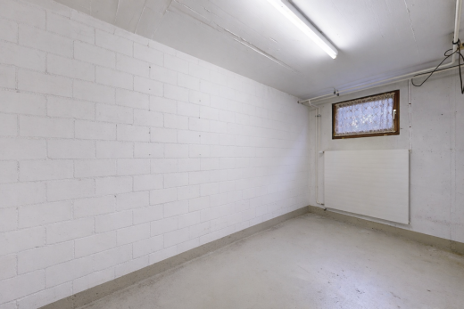 pièce vide avec sous-sol, concrete floor, sol en béton, low ceiling, et plafond bas