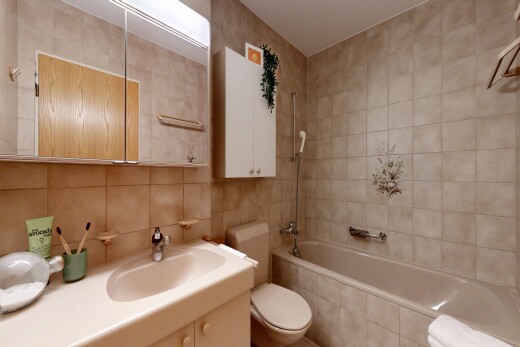 bad mit toilette, tile wall, fliesenwand, schminktisch, und inside property