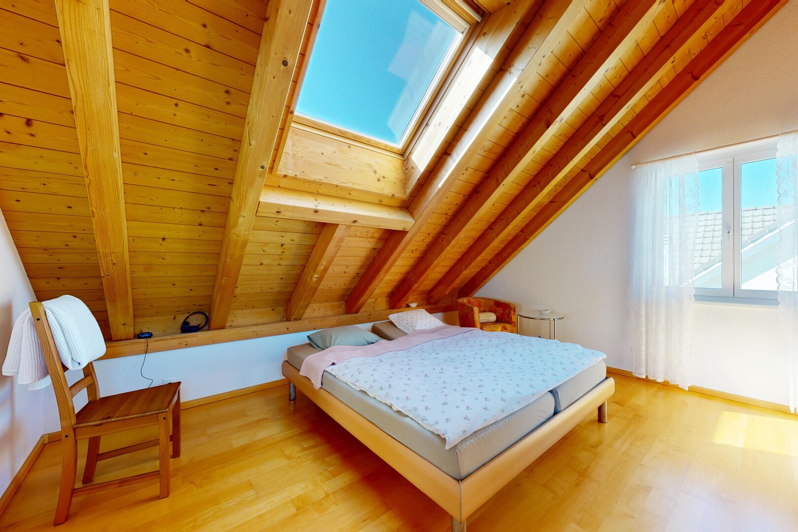 chambre avec beamed ceiling, plafond à poutres, wood ceiling, plafond en bois, et inside property