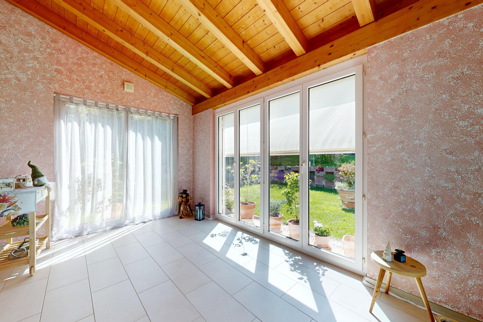 pièce vide avec beamed ceiling, plafond à poutres, wood ceiling, plafond en bois, et natural light