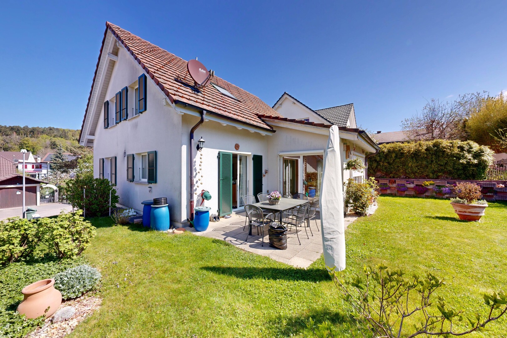 façade avec from property, pelouse, terrasse, day time, et bardage en stuc
