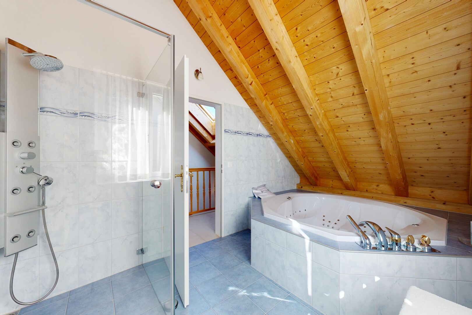 salle de bains avec salle de bain complète, douche, beamed ceiling, plafond à poutres, et inside property
