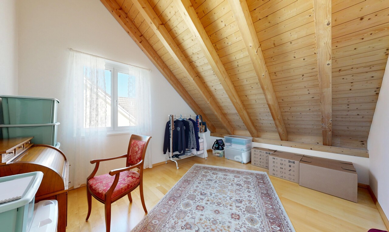bureau avec wood finish floor, sol en finition bois, beamed ceiling, plafond à poutres, et wood ceiling