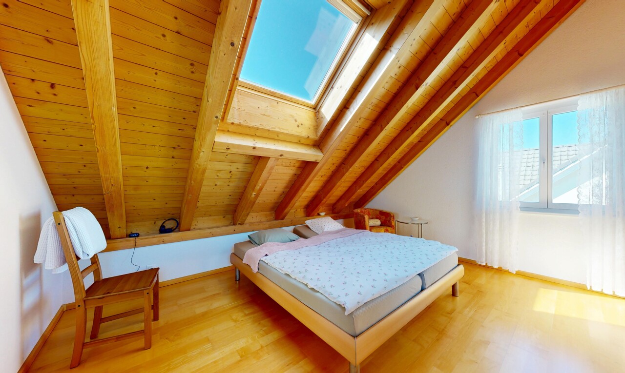 chambre avec beamed ceiling, plafond à poutres, wood ceiling, plafond en bois, et inside property