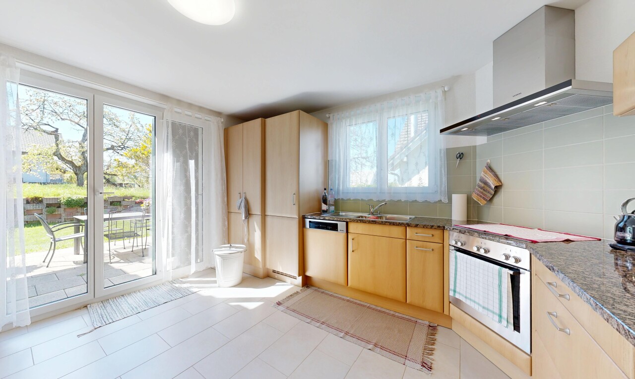 cuisine avec hotte, armoires marron clair, light brown cabinets, four, et natural light