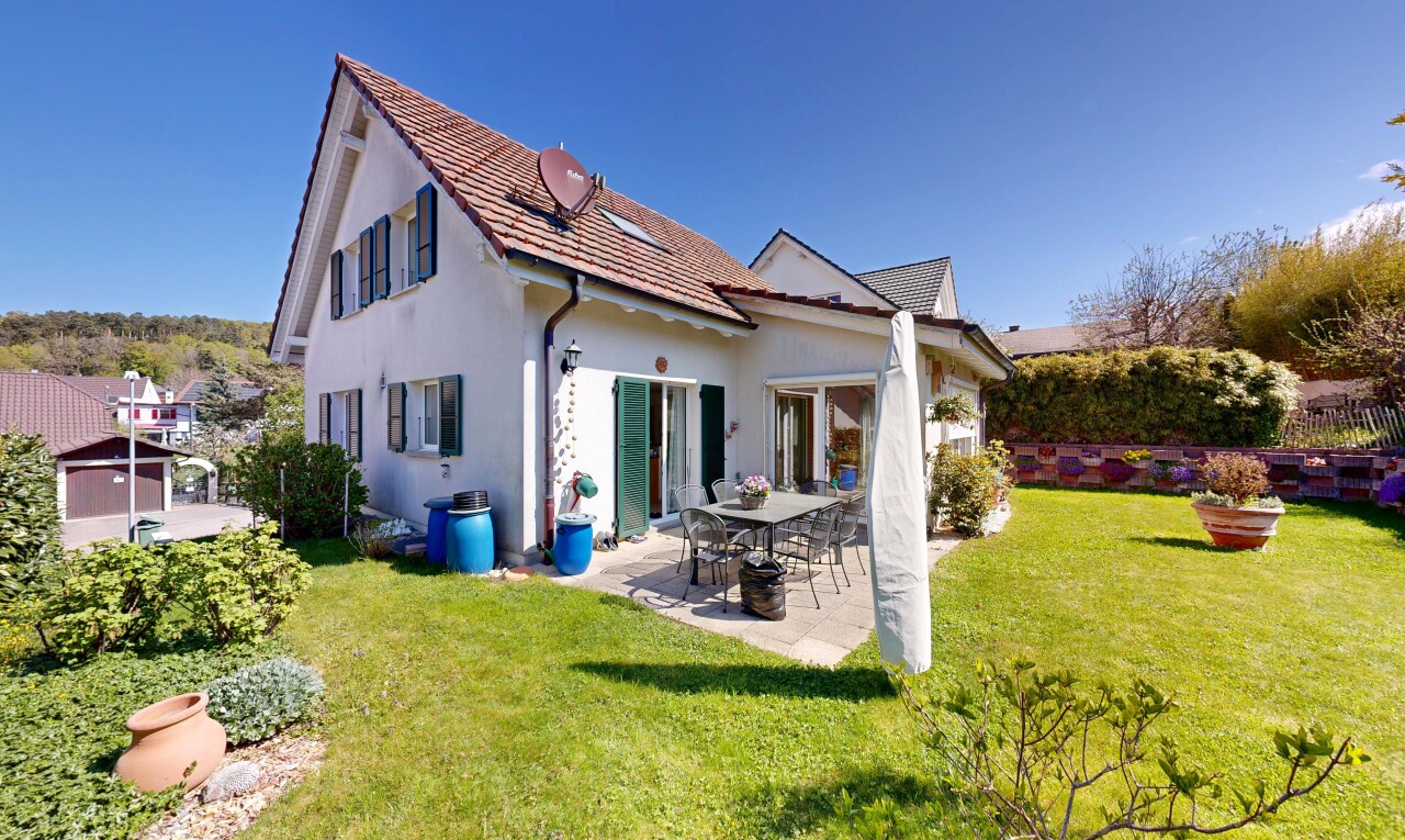 façade avec from property, pelouse, terrasse, day time, et bardage en stuc