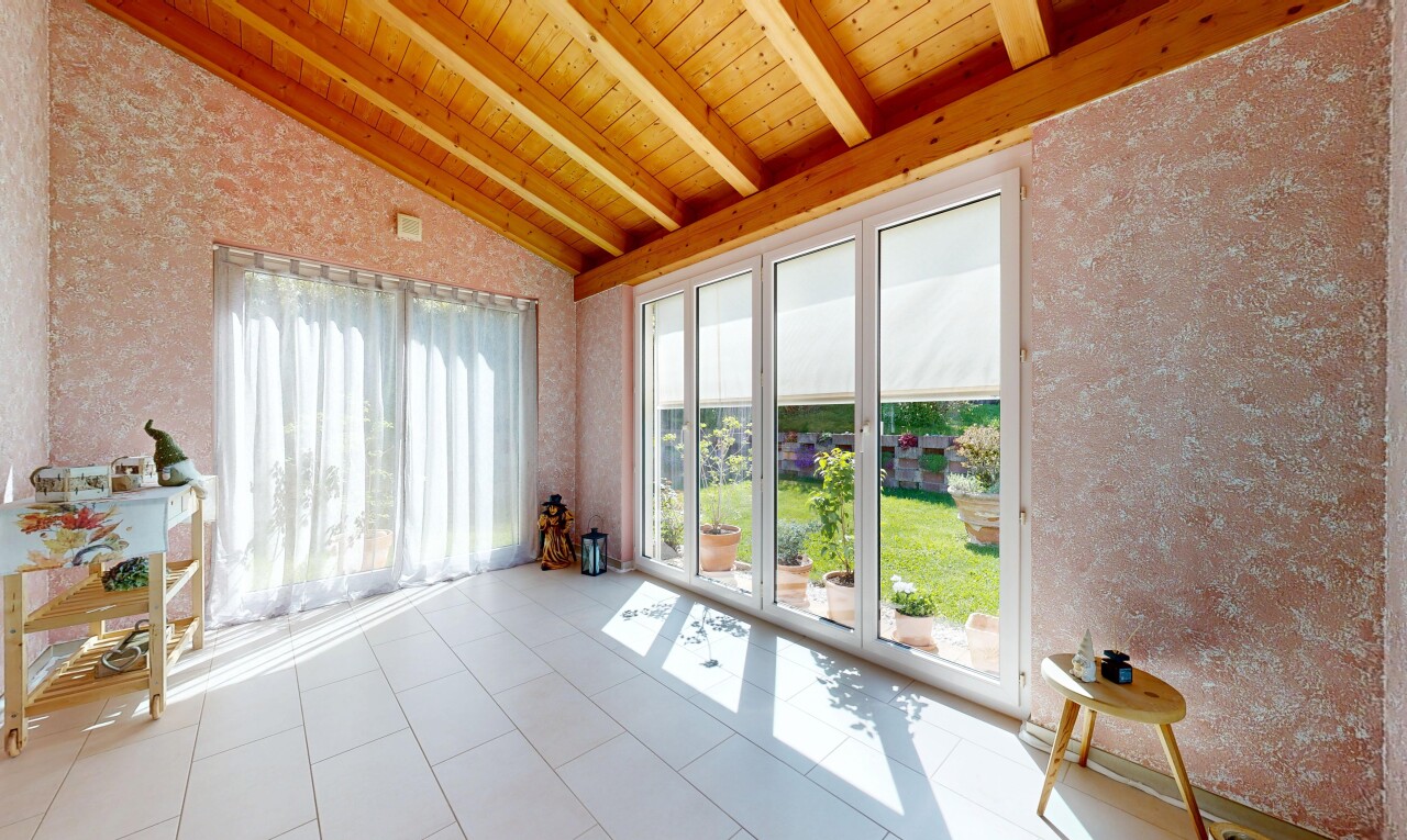 pièce vide avec beamed ceiling, plafond à poutres, wood ceiling, plafond en bois, et natural light