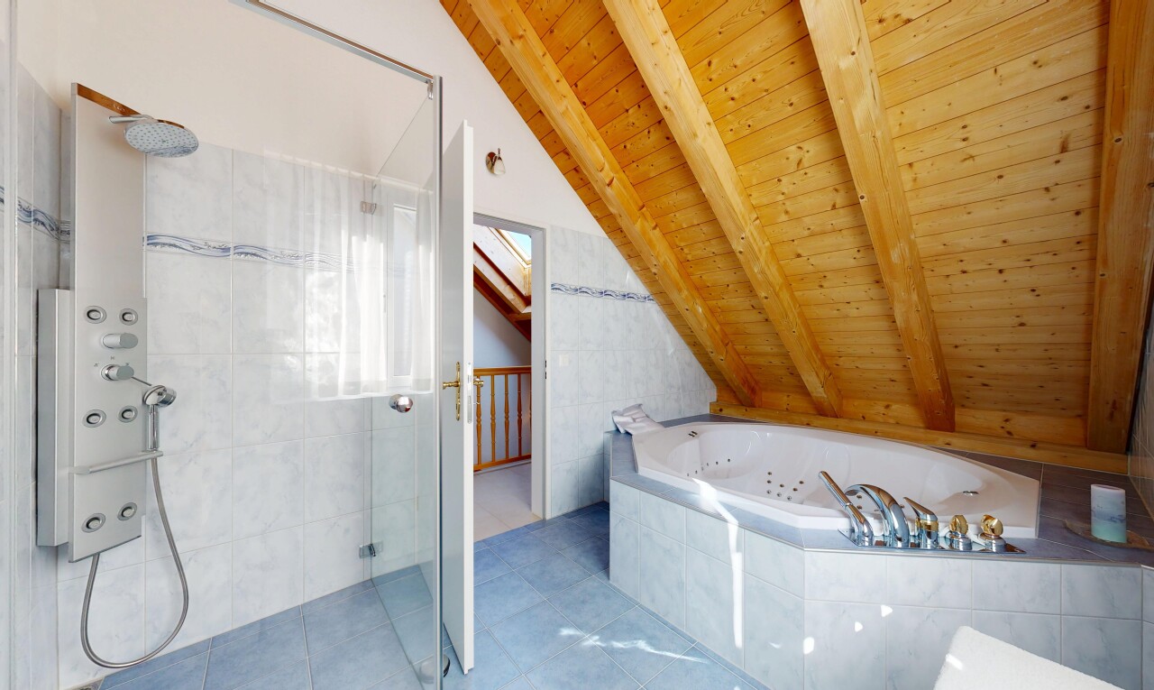 salle de bains avec salle de bain complète, douche, beamed ceiling, plafond à poutres, et inside property