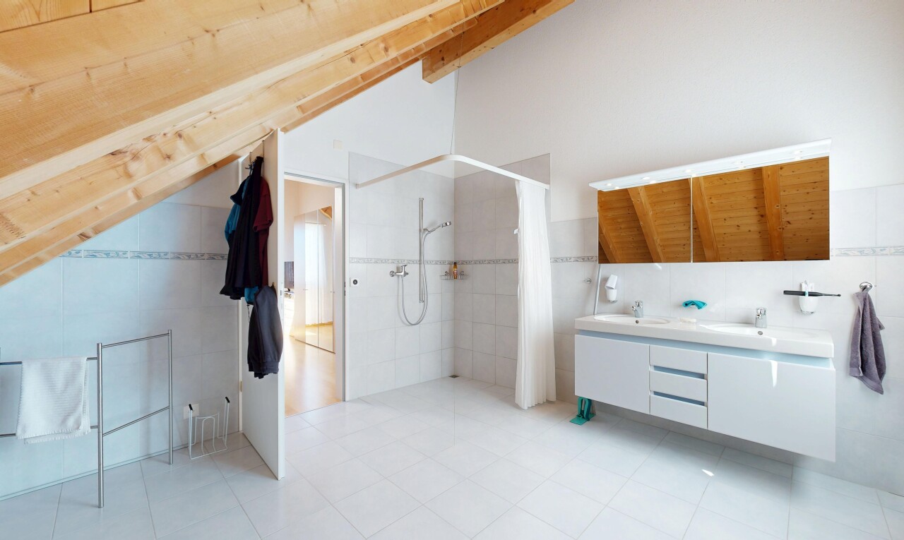 salle de bains avec double vasque, light floor, plafond voûté, vaulted ceiling, et salle de bain complète