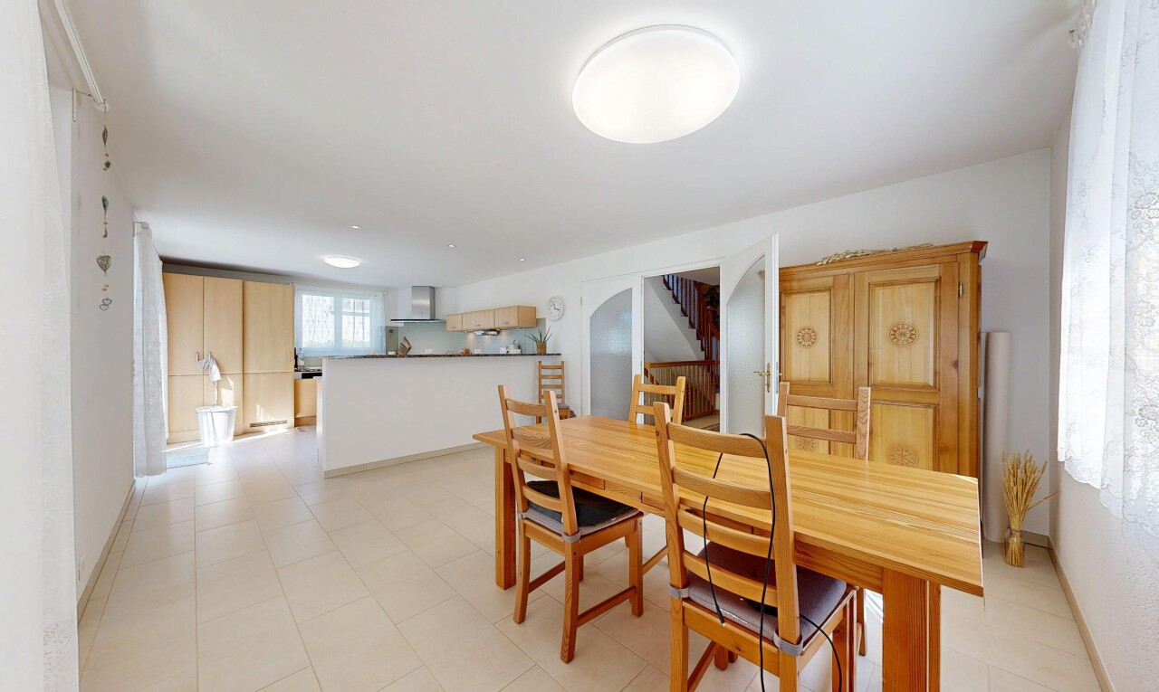 salle à manger avec light floor, cloison sèche, drywall, inside property, et lumière naturelle