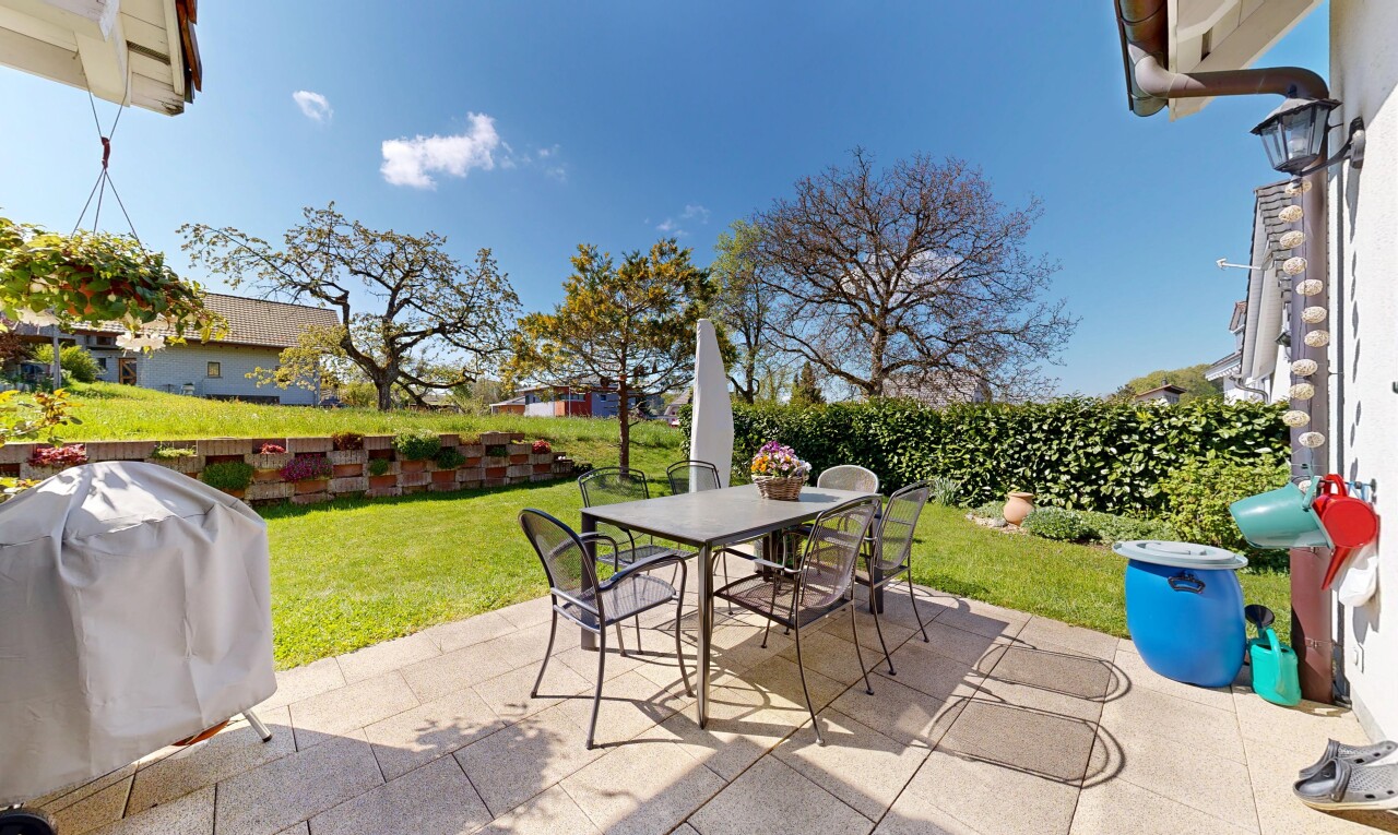 terrasse avec from property, gril, coin repas extérieur, pelouse, et day time