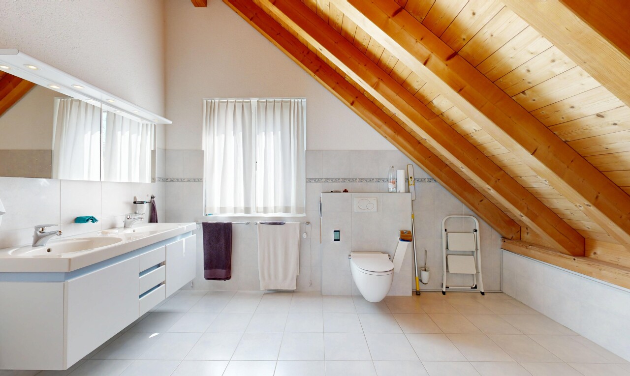 salle de bains avec light floor, salle de bain complète, beamed ceiling, plafond à poutres, et double vasque