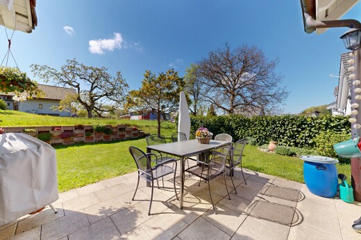 terrasse mit from property, grill, essbereich im freien, rasen, und day time