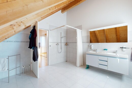 salle de bains avec double vasque, light floor, plafond voûté, vaulted ceiling, et salle de bain complète