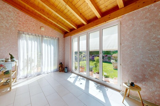 pièce vide avec beamed ceiling, plafond à poutres, wood ceiling, plafond en bois, et natural light
