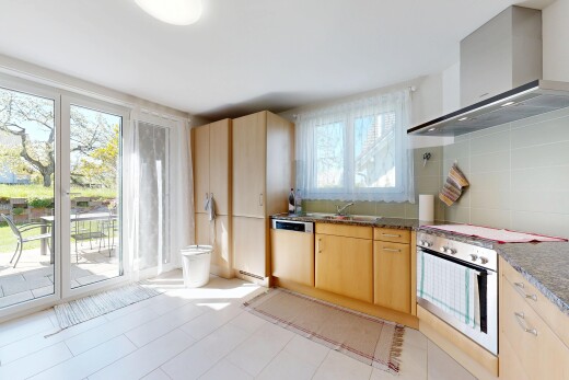 küche mit dunstabzugshaube, hellbraune schränke, light brown cabinets, ofen, und natural light