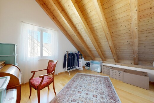bureau avec wood finish floor, sol en finition bois, beamed ceiling, plafond à poutres, et wood ceiling