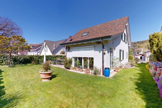 außenansicht mit from property, stuckverkleidung, rasen, und day time