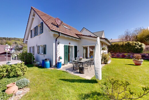 façade avec from property, pelouse, terrasse, day time, et bardage en stuc