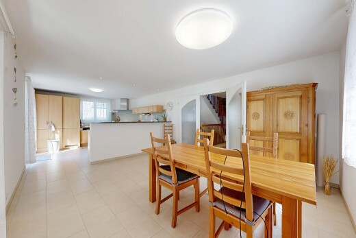 salle à manger avec light floor, cloison sèche, drywall, inside property, et lumière naturelle