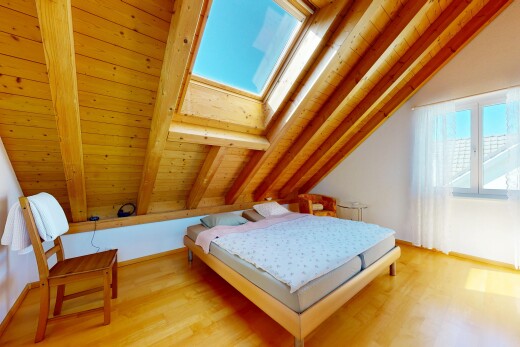 zimmer / schlafzimmer mit beamed ceiling, balkendecke, wood ceiling, holzdecke, und inside property