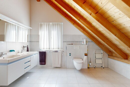 salle de bains avec light floor, salle de bain complète, beamed ceiling, plafond à poutres, et double vasque
