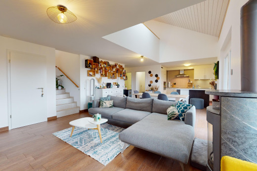 wohnzimmer mit dachschräge, hohe decke, und parkettboden