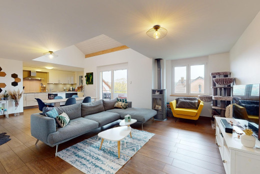 wohnzimmer mit fernseher, dachschräge, parkettboden, und natürliches licht