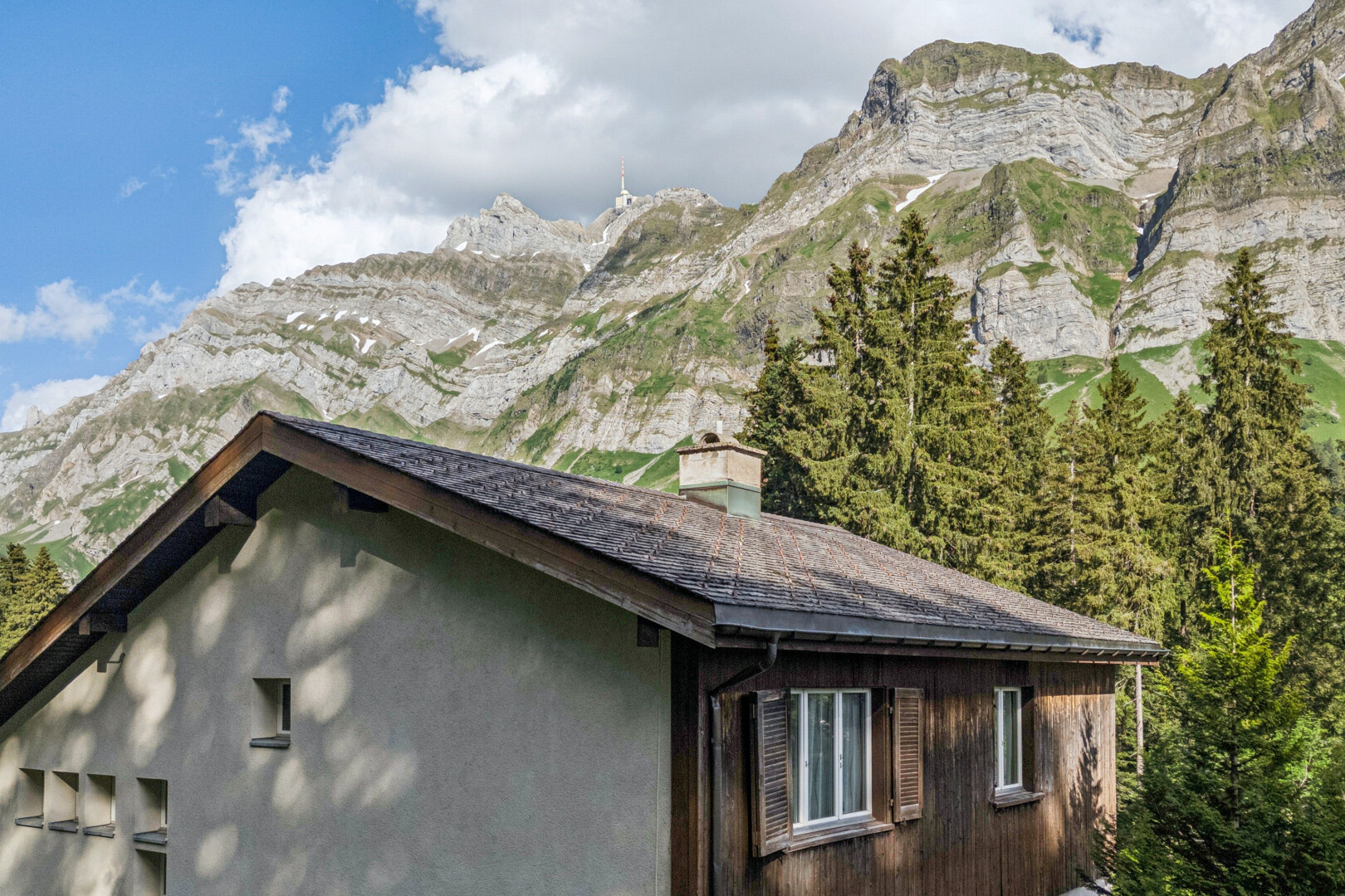 außenansicht mit blick auf die berge, mountain view, schornstein, from property, und day time