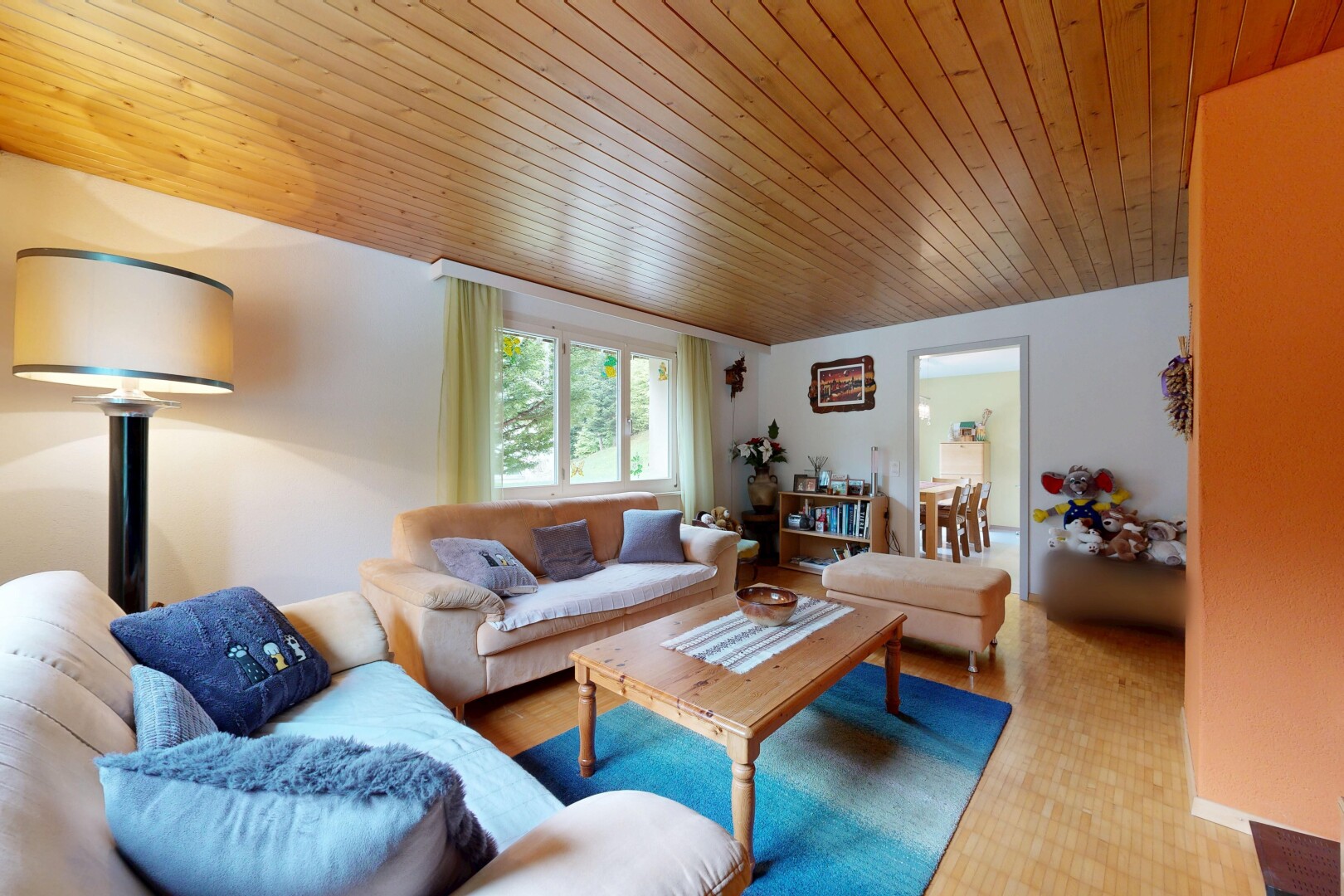 wohnzimmer mit gipskartonwand, drywall, inside property, holzdecke, und wood ceiling