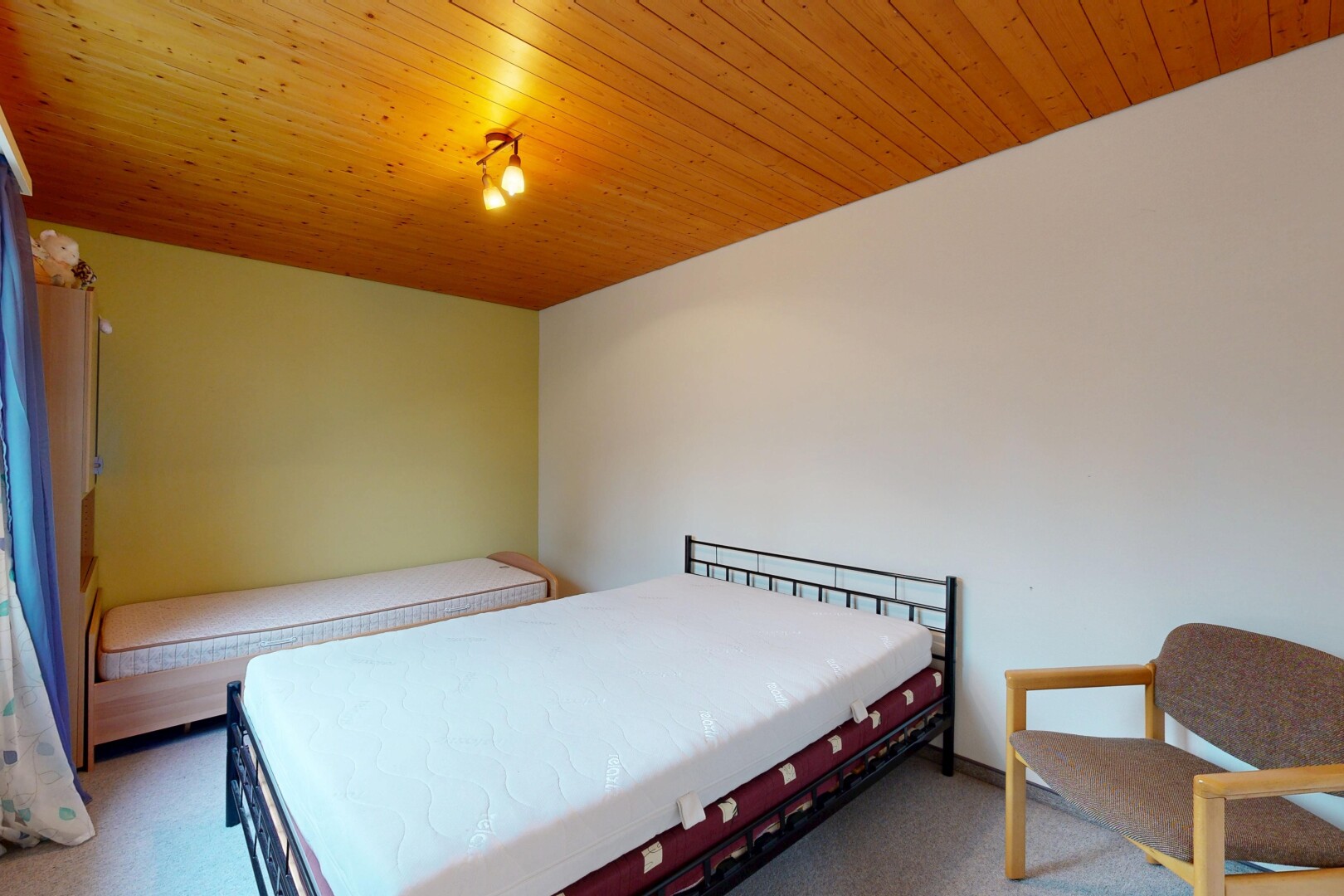 zimmer / schlafzimmer mit gipskartonwand, drywall, inside property, teppich, und carpet
