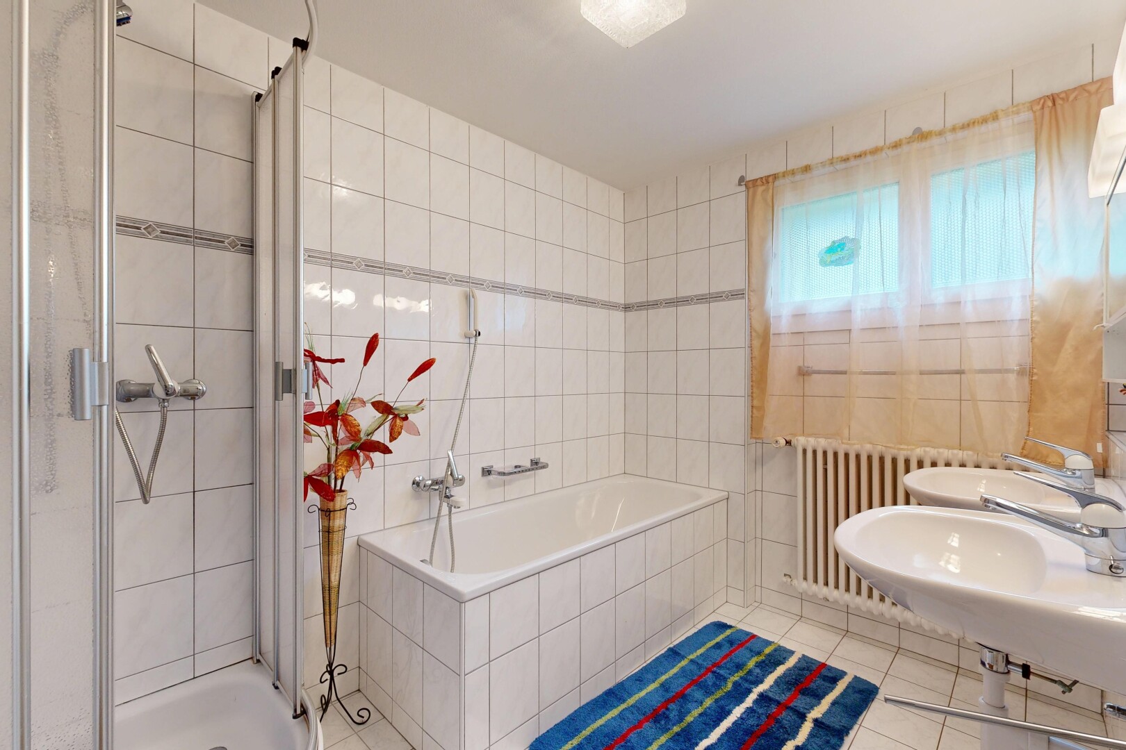 bad mit dusche, bad, komplettes badezimmer, fliesenwand, und tile wall