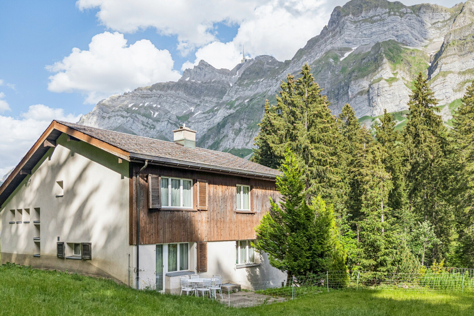 außenansicht mit holzverkleidung, day time, mountain view, blick auf die berge, und property visible