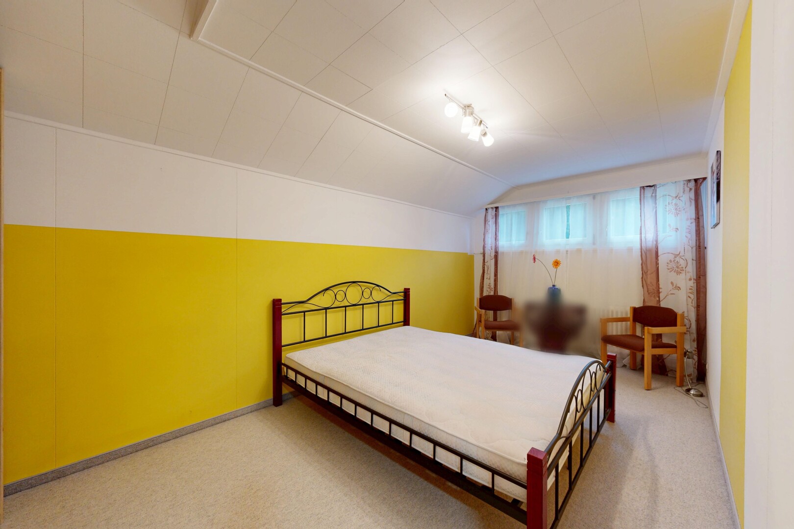 zimmer / schlafzimmer mit natürliches licht, natural light, teppich, carpet, und dachschräge