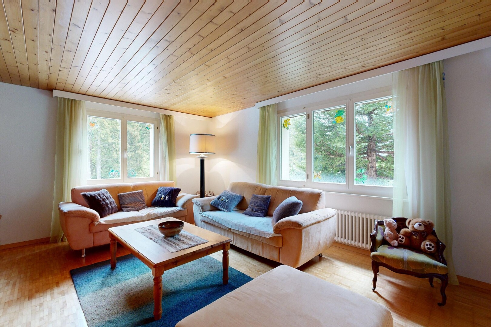 wohnzimmer mit holzdecke, wood ceiling, holzfußboden, wood finish floor, und gipskartonwand
