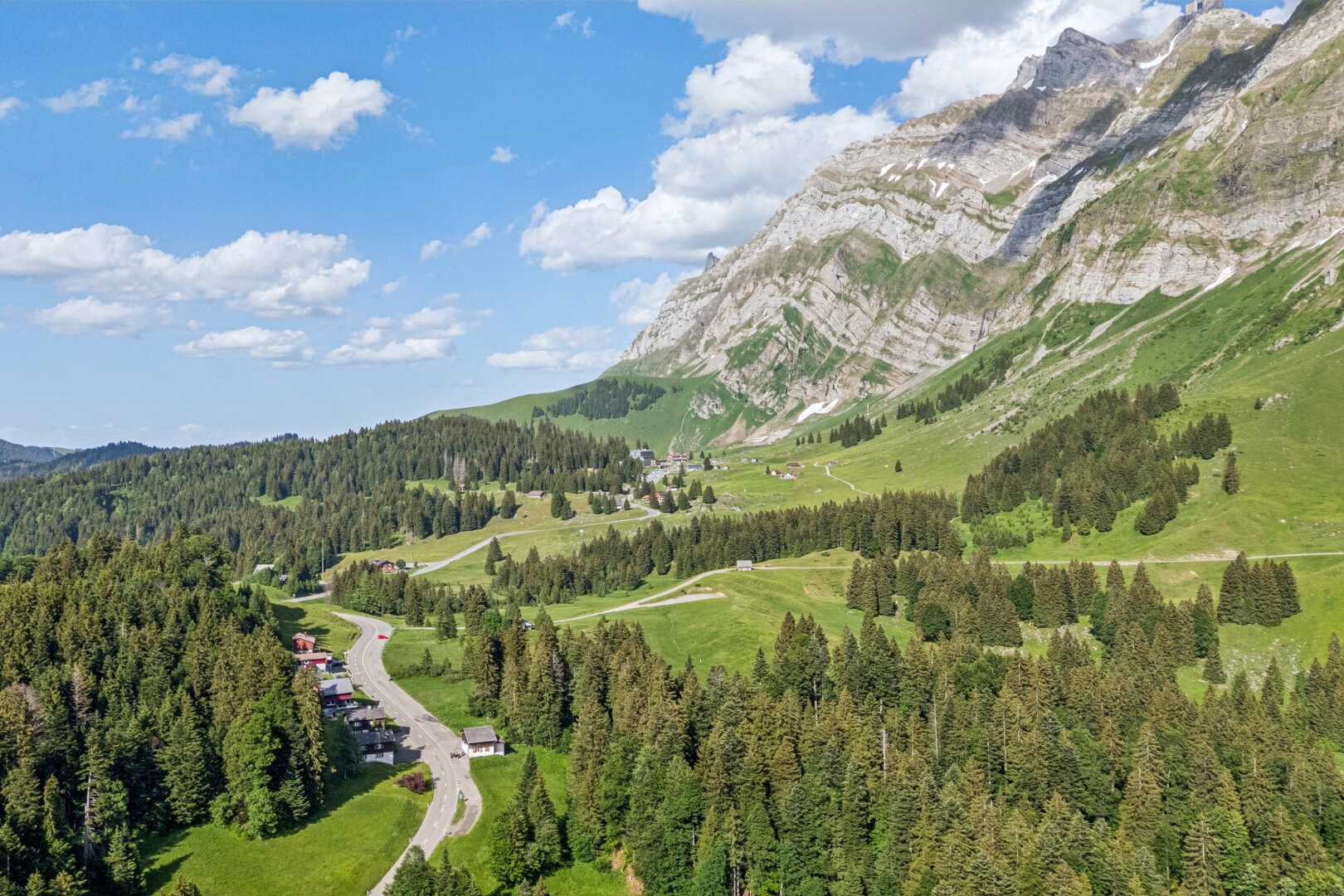 blick auf die berge mit mountain view, blick auf die berge, aerial view, day time, und forest view